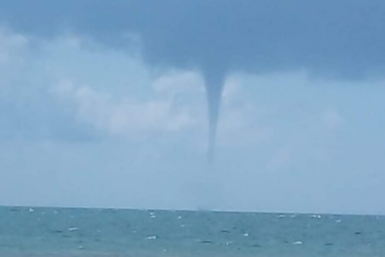 Captan tres trombas marinas en playas de Tulum