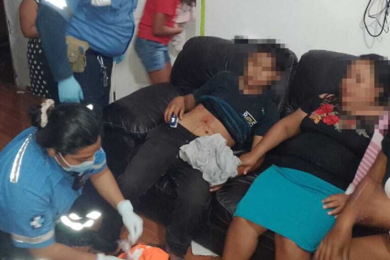 Atacan a dos adolescentes mientras dormían, uno de ellos muere a causa de un balazo en el ojo