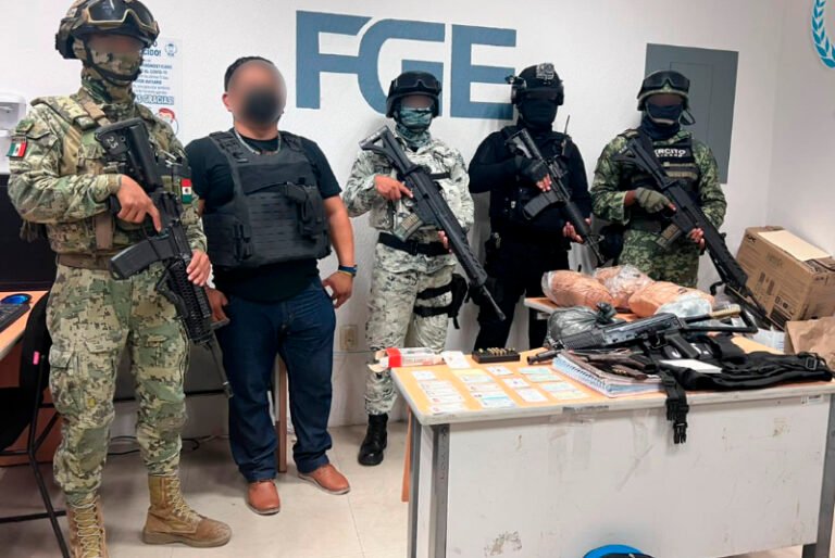 Asegura FGE armas, equipo táctico y drogas en cateo a inmueble en el municipio de Solidaridad