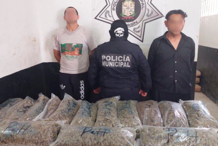 Policía de Kanasín detiene a dos sujetos con 14 kilos de mariguana