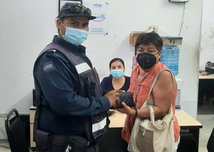Policía regresa documentos personales a  ciudadana que perdió cartera