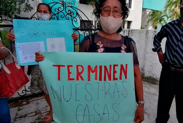 Habitantes protestan frente a Sedetus por incumplimiento de viviendas