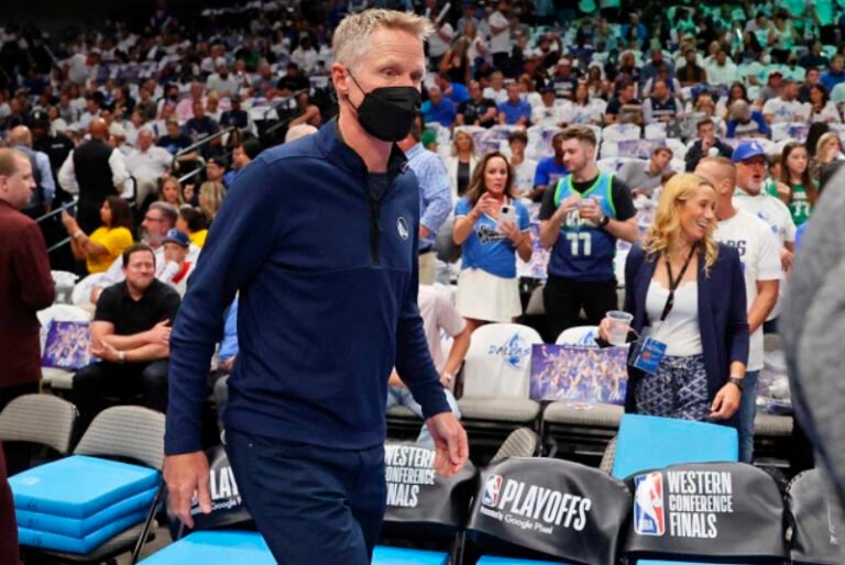 Estrella de la NBA Steve Kerr estalla por masacre en escuela de Texas: “¿Cuándo vamos a hacer algo?”