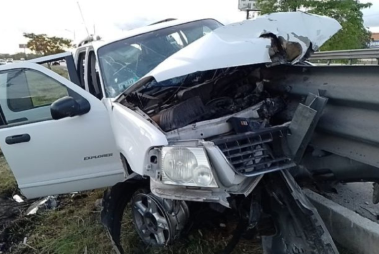 Muere hombre tras incrustar su camioneta en el Periférico de Mérida , en Yucatán