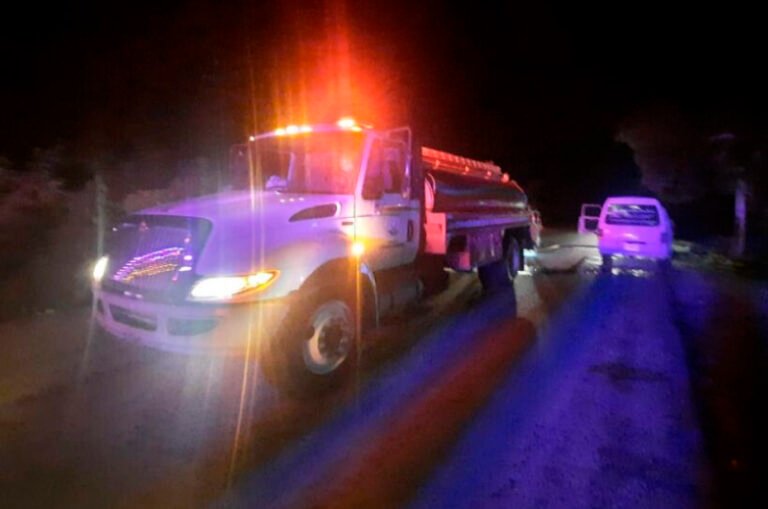 Se incendia vehículo en tramo carretero de Kantunilkín , Quintana Roo