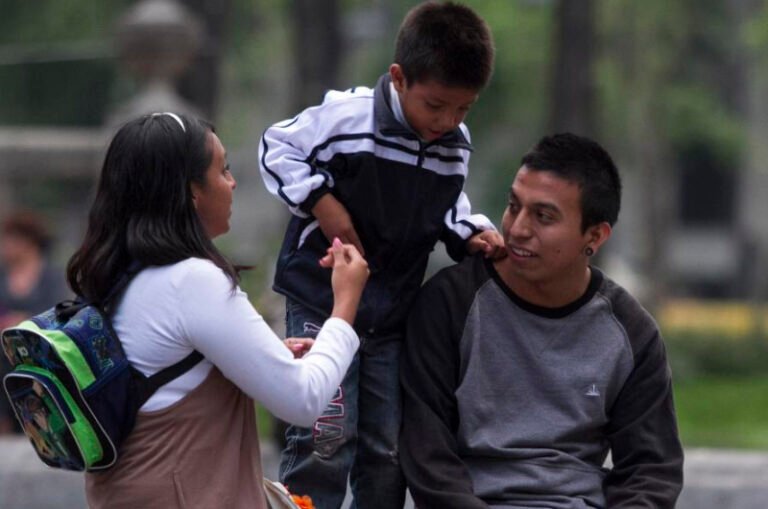 Inegi registra al 47% de mayores de 15 en México como padre de familia