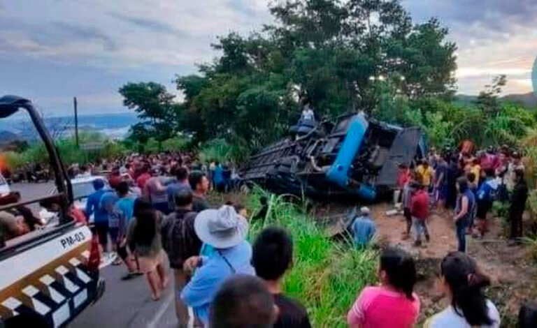 Volcadura de autobús deja nueve muertos y 28 heridos en Tila, Chiapas