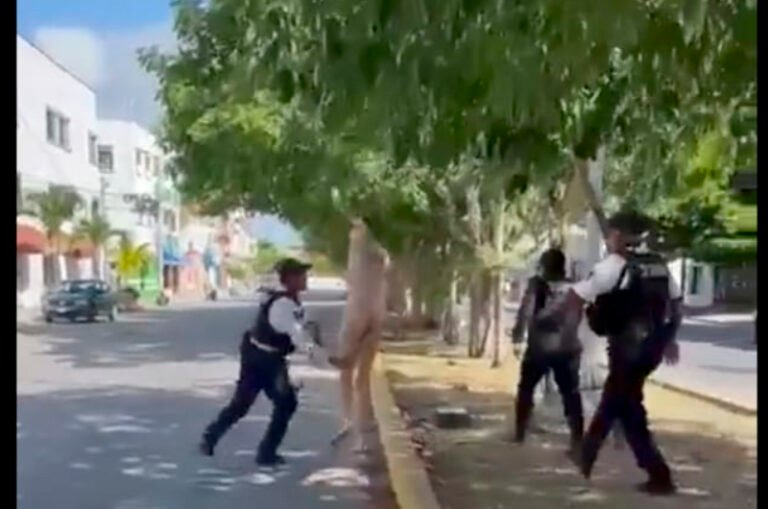 Extranjero ataca a policía tras auxiliarlo por caminar desnudo en Playa del Carmen