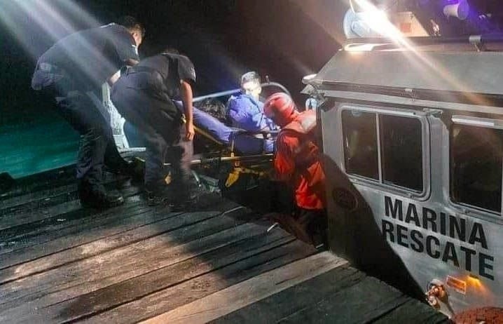 “Hallan con vida a turistas extraviados tras naufragio en Cancún”