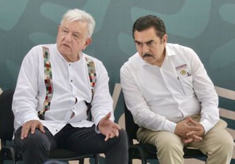 El Presidente AMLO supervisa la construcción de la primera gasolinera del Bienestar en Campeche