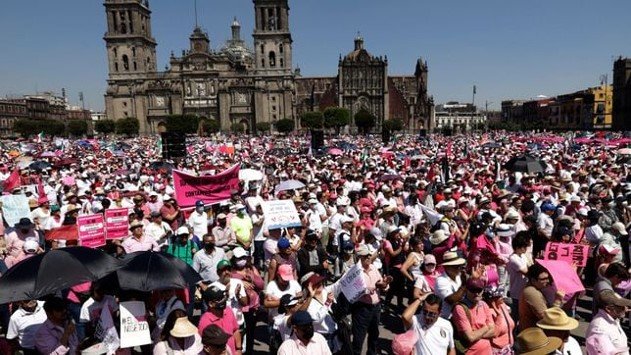 “Multitudinaria Marcha por la Democracia: Ciudadanos se Movilizan en Todo México”
