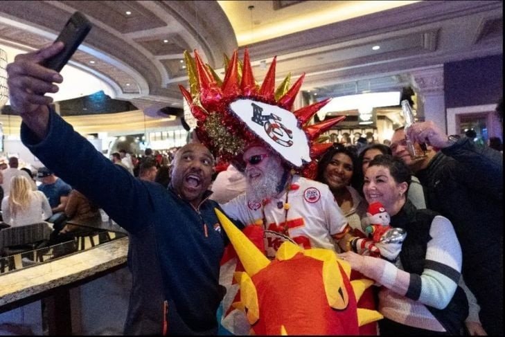 “Las Vegas se Prepara para la Gran Final de la NFL con Estilo y Glamour”