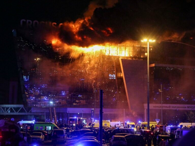 ¡Terror en Rusia!: Ataque en sala de conciertos deja decenas de muertes