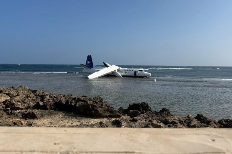 Avión se estrella en playa de Somalia tras despegar de Mogadiscio; no se reportan víctimas