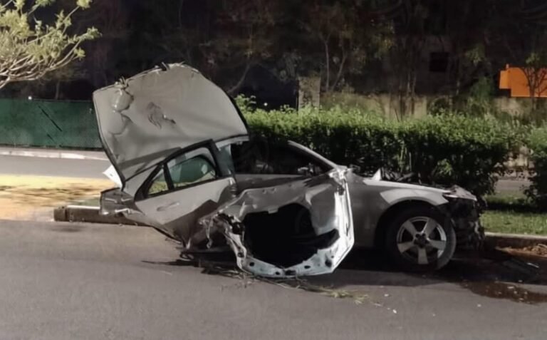Mercedes-Benz se parte en dos tras brutal accidente en Ciudad Caucel; conductor muere prensado
