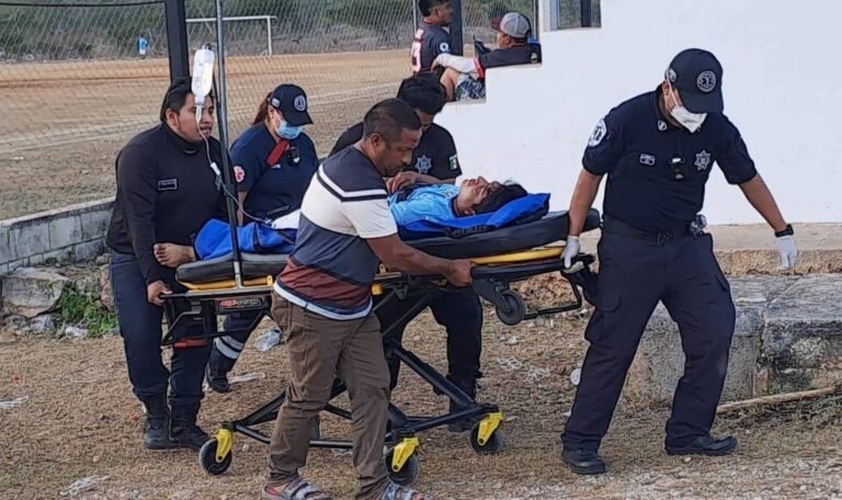 La violencia no es deporte: joven queda grave tras ser arrojado de las gradas en Seyé