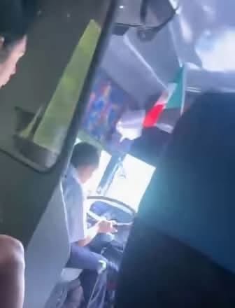 Reconocen a operador de autobús tras poner a salvo a pasajeros en carretera de Quintana Roo