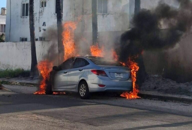 Voraz incendio consume vehículo en Real Montejo; fuego habría iniciado por falla en cableado eléctrico
