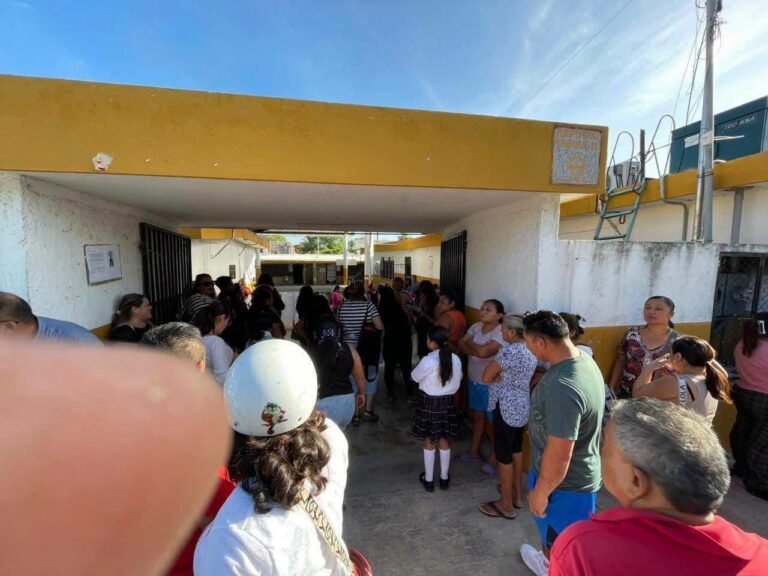 Estalla nueva crisis escolar en Valladolid; padres obligan a directora a abandonar primaria tras acusaciones de abusos y opacidad