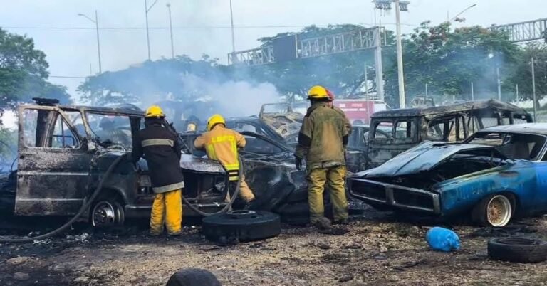 Voraz incendio consume más de una decena de vehículos en la Leandro Valle