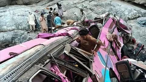 Autobús con sobrecupo cae a barranco en pakistán y deja 40 muertos