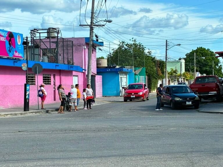 Vecinos de la Fidel Velázquez bloquean avenida para exigir restablecimiento del servicio eléctrico