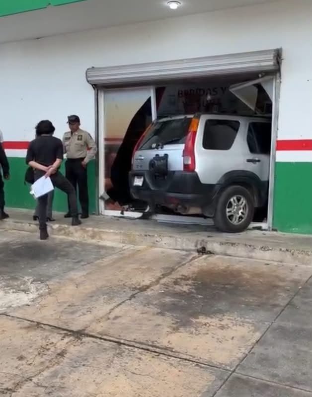 Susto en Serapio Rendón: vehículo se mete a frutería tras perder el control