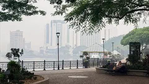 Humo de incendios en Indonesia dispara la contaminación y obliga a Malasia a declarar emergencia